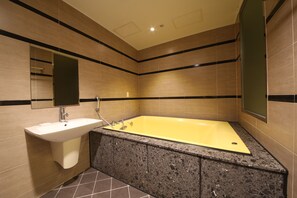 Business Double Room | Bathroom | Deep-soaking bathtub, hair dryer, bathrobes, bidet - Moon Bay Hotel (Busan)