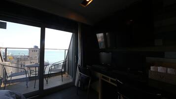 Soundproofing, free WiFi, bed sheets