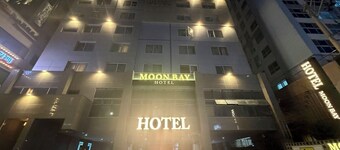 Moon Bay Hotel