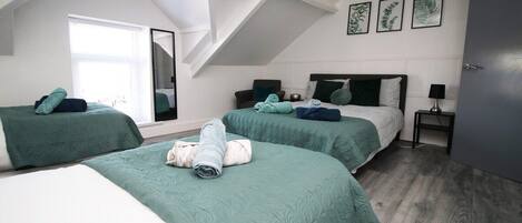 2 dormitorios, tabla de planchar con plancha, Internet y ropa de cama