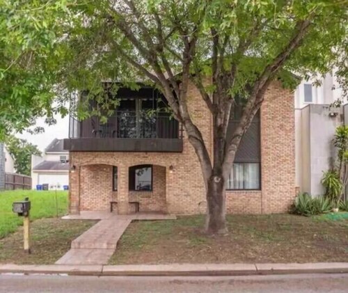 Cozy & Spacious 3-bedroom Townhome