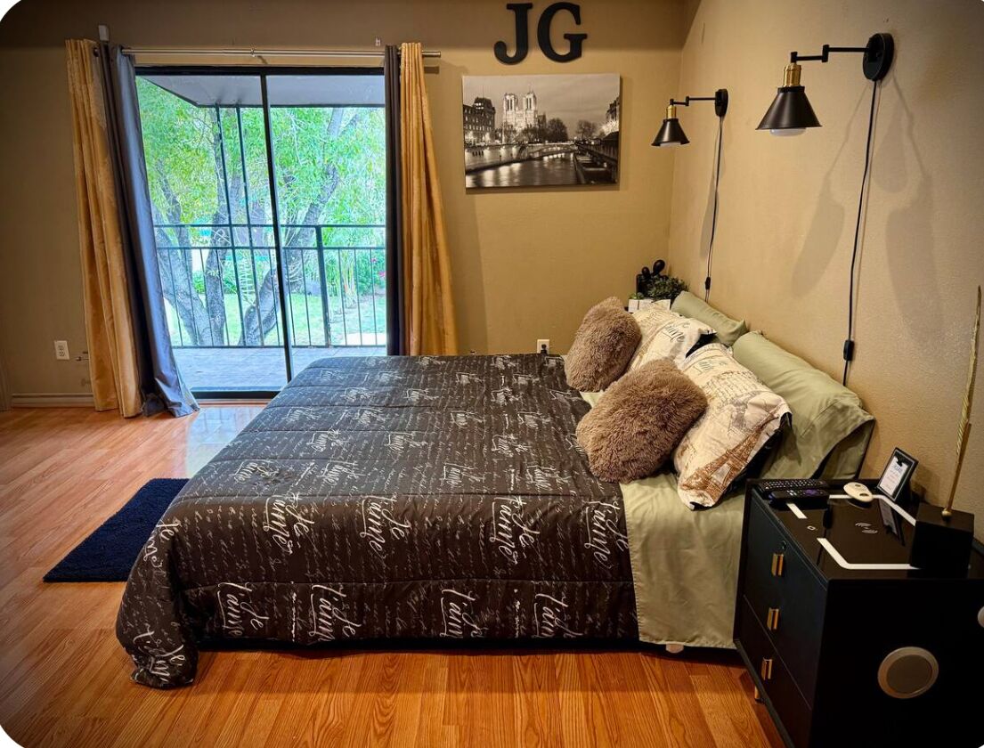 4 chambres, bureau, fer et planche à repasser, lit de bébé portatif