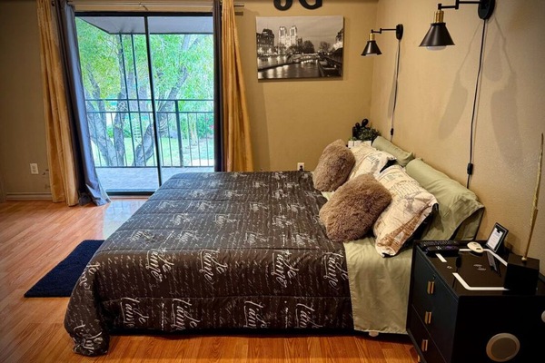 4 chambres, bureau, fer et planche à repasser, lit de bébé portatif