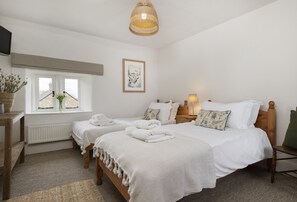 2 bedrooms, Internet, bed sheets - A beautiful 17th Century Cotswold stone cottage located in the village of Foscot (Chipping Norton)