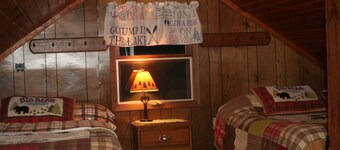 Rustic Cabin on Private Lake