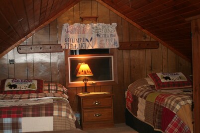 Rustic Cabin on Private Lake