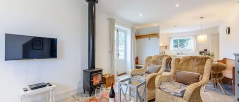 Fernseher, Kamin, Stereoanlage