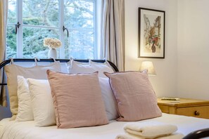 2 bedrooms, iron/ironing board, travel cot, WiFi