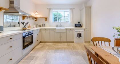 A stylish, dog friendly, single storey holiday cottage in the Cotswolds with stunning countryside vi