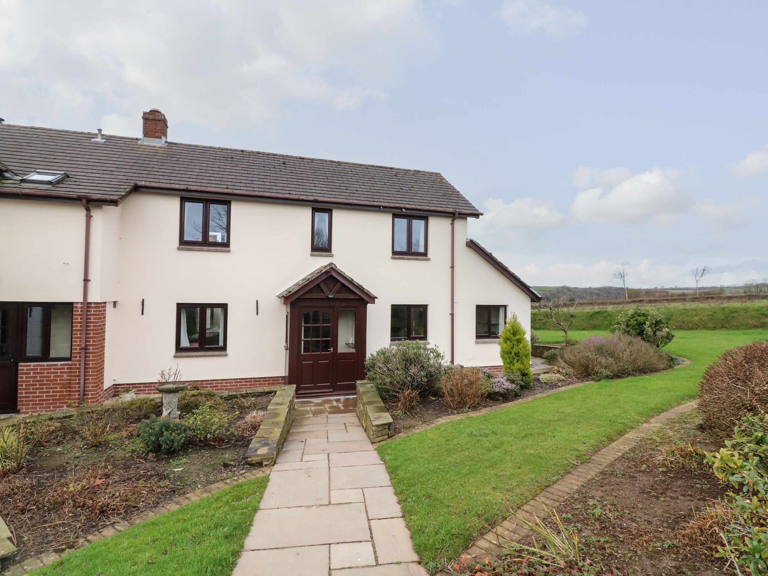 DASSEL COTTAGE, pet friendly, character holiday cottage in Barnstaple