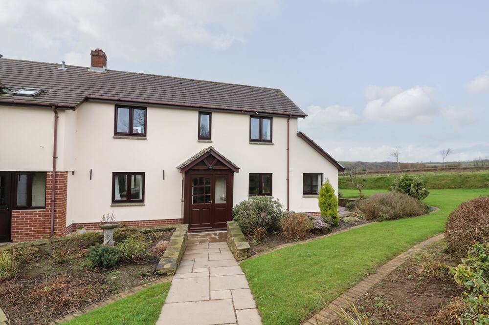 DASSEL COTTAGE, pet friendly, character holiday cottage in Barnstaple