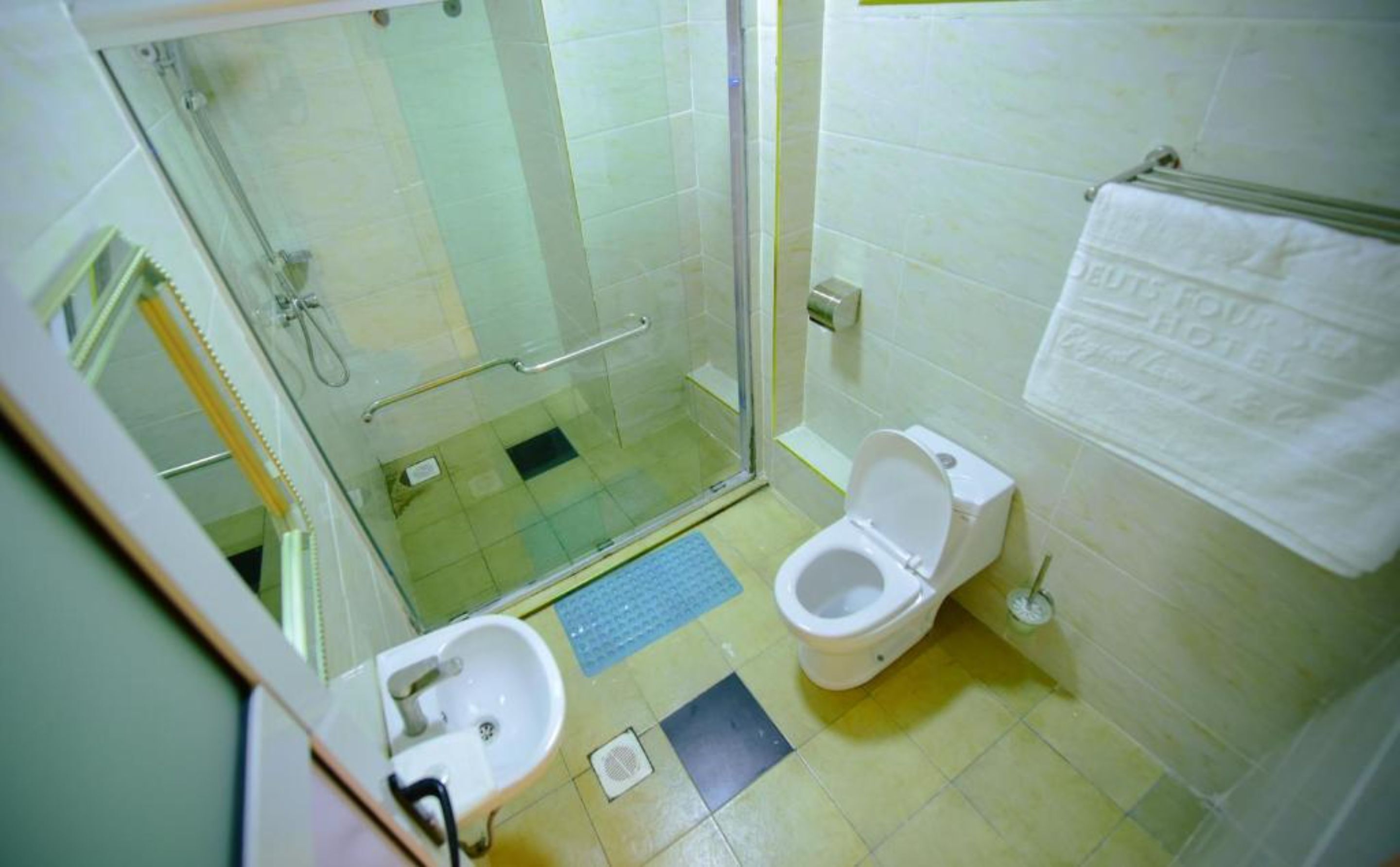 combined shower/bathtub, towels