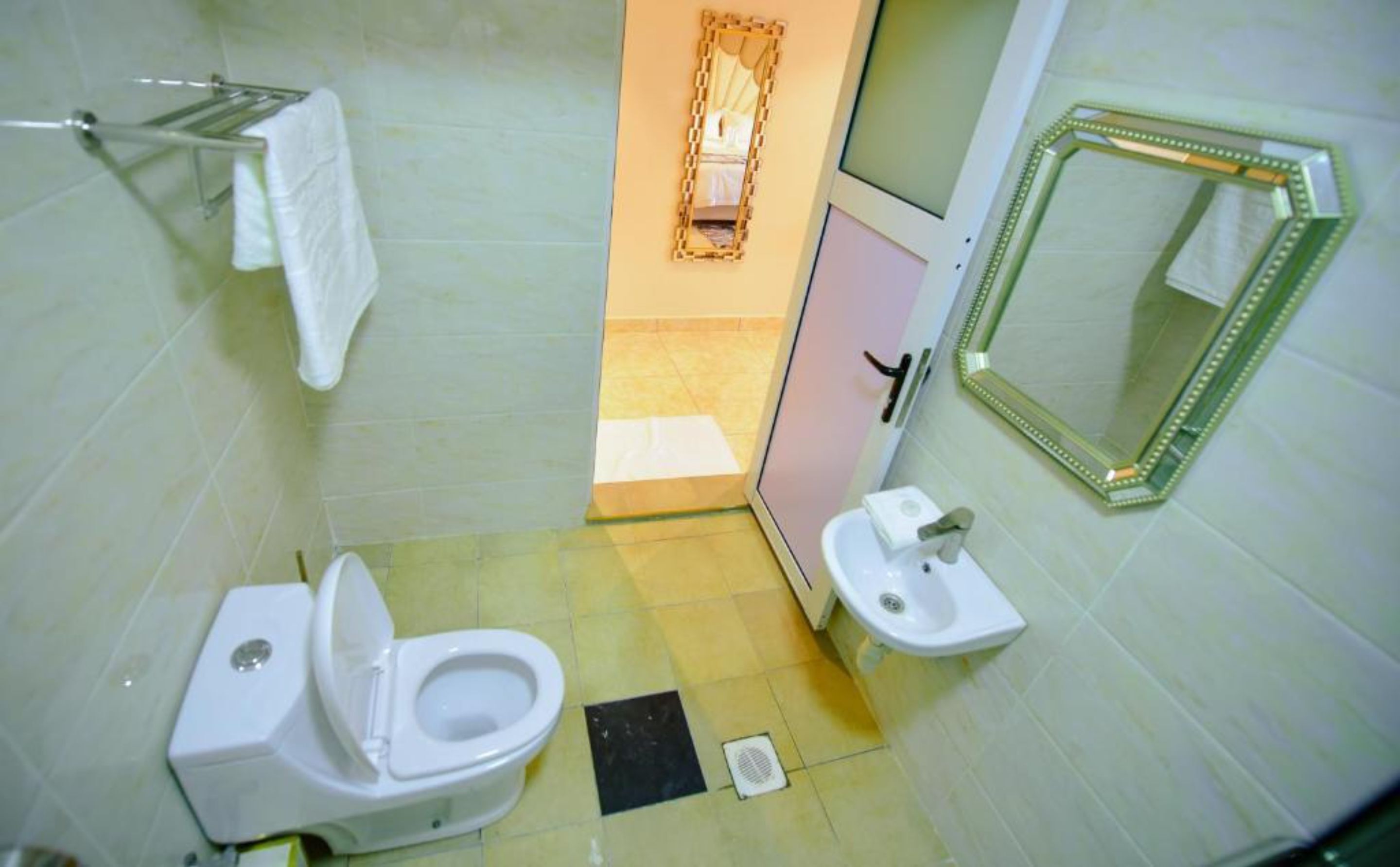 combined shower/bathtub, towels