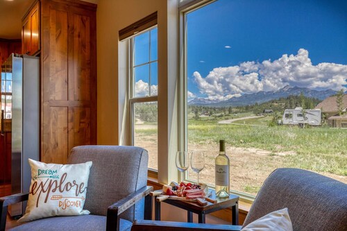 Grey Rock Cottage: Hot Tub, Pet-Friendly, Mountain Views, Near Lake and San Juan National Forest!