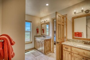 Suihku, hiustenkuivaaja, pyyhkeet, sampoo