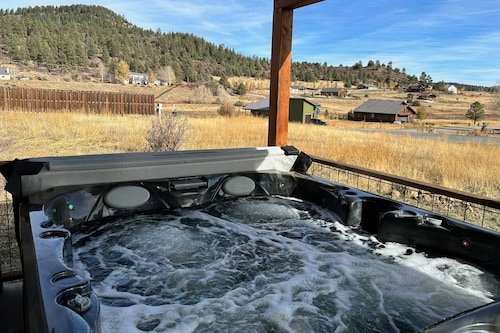 Grey Rock Cottage: Hot Tub, Pet-Friendly, Mountain Views, Near Lake and San Juan National Forest!