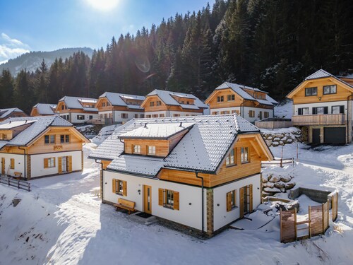 Chalet with sauna and hottub near ski lift