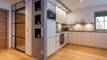 Kühlschrank, Mikrowelle, Ofen, Herdplatte
