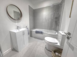Combined shower/bathtub, towels
