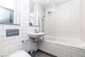 Combined shower/bathtub, hair dryer, towels