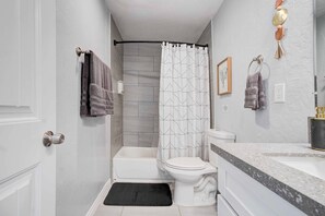 Ensemble douche/baignoire, sĂšche-cheveux, serviettes fournies, savon
