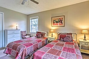 2 bedrooms, desk, iron/ironing board, Internet - Cozy Home w/ Grill: Walkable Oxford Location (Oxford)