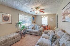 TV, video games, DVD player, stereo - Cozy Home w/ Grill: Walkable Oxford Location (Oxford)