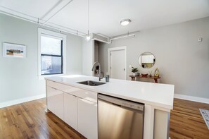 Fridge, microwave, stovetop, dishwasher