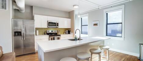 Jääkaappi, mikroaaltouuni, liesi, astianpesukone