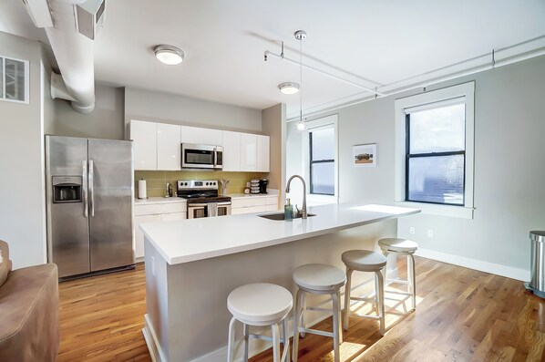 Refrigerador, microondas, parrilla de estufa y lavavajillas 