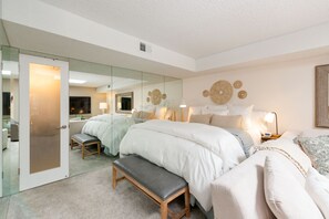 1 habitación, tabla de planchar con plancha y cuna de viaje