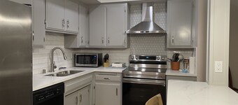 Beautiful Remodeled West Los Angeles condo - Brentwood adjacent. 