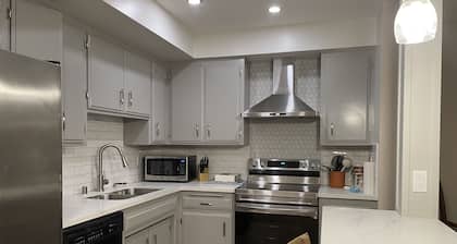 Beautiful Remodeled West Los Angeles condo - Brentwood adjacent.