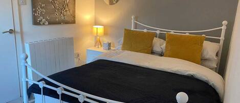 2 bedrooms, in-room safe, iron/ironing board, free WiFi