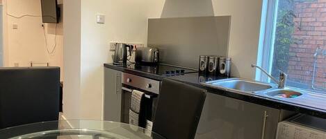 Kjøleskap, mikrobølgeovn, ovn og kokeplater