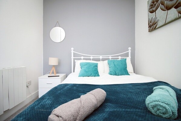 2 bedrooms, iron/ironing board, Internet, bed sheets