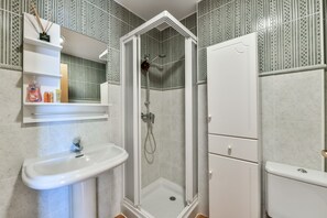 Combined shower/tub, towels