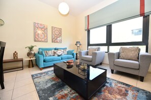 아파트 | 거실 공간 | 케이블 채널 시청이 가능한 42인치 스마트 TV, TV