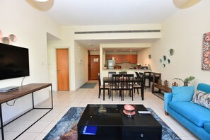 아파트 | 거실 공간 | 케이블 채널 시청이 가능한 42인치 스마트 TV, TV