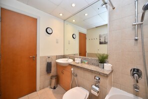Apartamento | Banheiro | Produtos de toalete grátis, secador de cabelo, toalhas de banho 