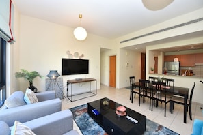 Apartamento | Área de estar | Smart TV 42 polegadas com canais a cabo, TV