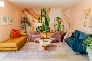 Una televisión, libros