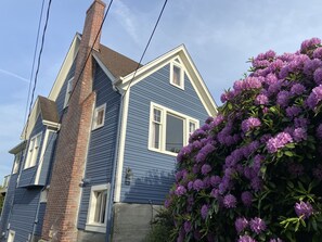 Exterior - Charming Craftsman home w/ stunning lake and mountain views! Great for families! (Seattle)