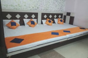Egyptian cotton sheets, premium bedding, down duvets, memory-foam beds - Goroomgo Brij Dham Guest House Mathura (Mathura)
