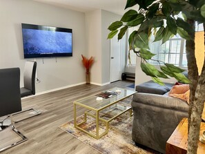 TV - Modern Comfort 2 BR Midtown 2mins to Overton Park (Memphis)