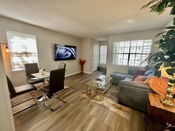 TV - Modern Comfort 2 BR Midtown 2mins to Overton Park (Memphis)