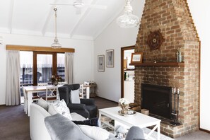 Smart TV, fireplace - Stylish Coastal Hamptons home, 5 mins from Metung Village (Metung)