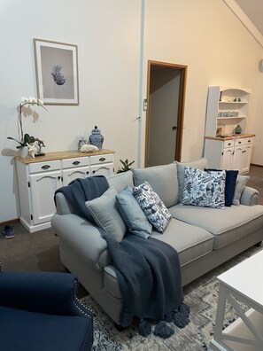 Smart TV, fireplace - Stylish Coastal Hamptons home, 5 mins from Metung Village (Metung)