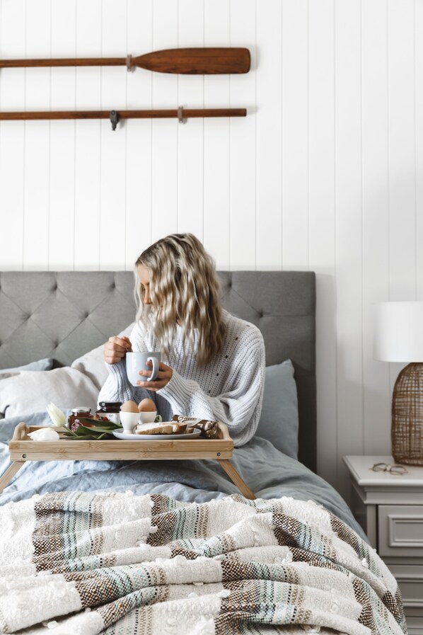 2 bedrooms, iron/ironing board, free WiFi, bed sheets - Stylish Coastal Hamptons home, 5 mins from Metung Village (Metung)