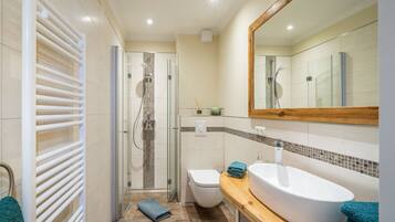 Regadera, secadora de cabello, toallas, jabón